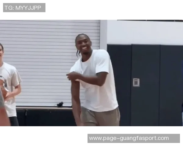 马克西表现起伏不定12投5中三分球失准14分4板4助伴随5次失误 马克西表现起伏不定12投5中三分球失准14分4板4助伴随5次失误