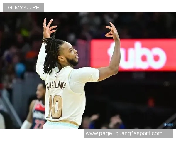 弗菲表现出色6投3中贡献12分3篮板1助攻1盖帽展现实力 弗菲表现出色6投3中贡献12分3篮板1助攻1盖帽展现实力