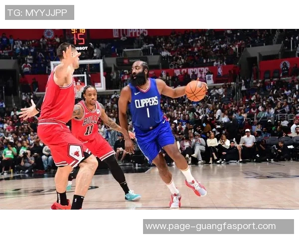 哈登首节表现抢眼送出8助攻3分3篮板助力球队攻防转换 哈登首节表现抢眼送出8助攻3分3篮板助力球队攻防转换