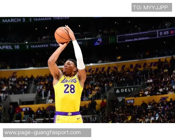 季前赛迎战湖人太阳队晒出布克马威帅气登机照引发关注