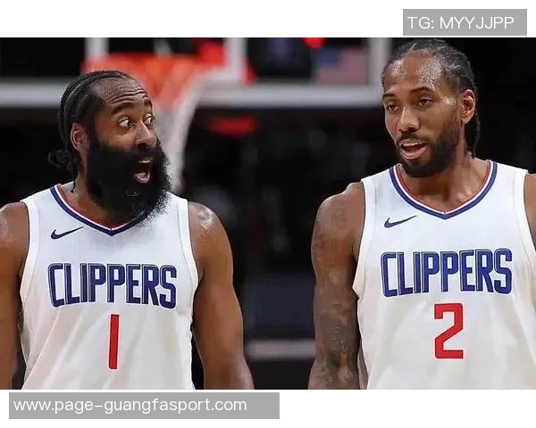 快船训练营首日盛况:灯泡组合同框小卡与比尔携手出击 快船训练营首日盛况:灯泡组合同框小卡与比尔携手出击