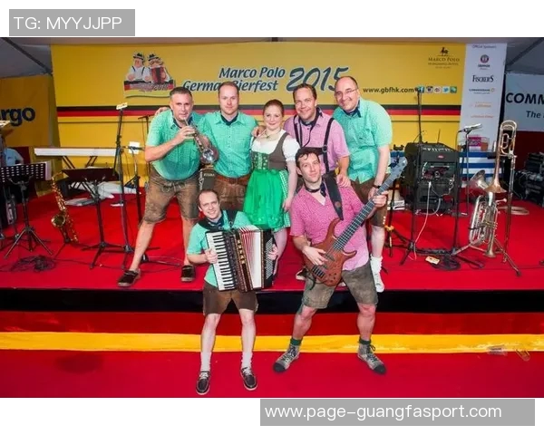 凯恩与妻子共享啤酒节欢乐时光为这一周的美好回忆添上完美句号 凯恩与妻子共享啤酒节欢乐时光为这一周的美好回忆添上完美句号