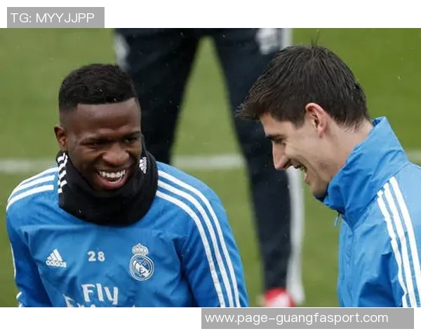 维尼修斯绯闻女友现身伯纳乌26岁三孩妈引发热议